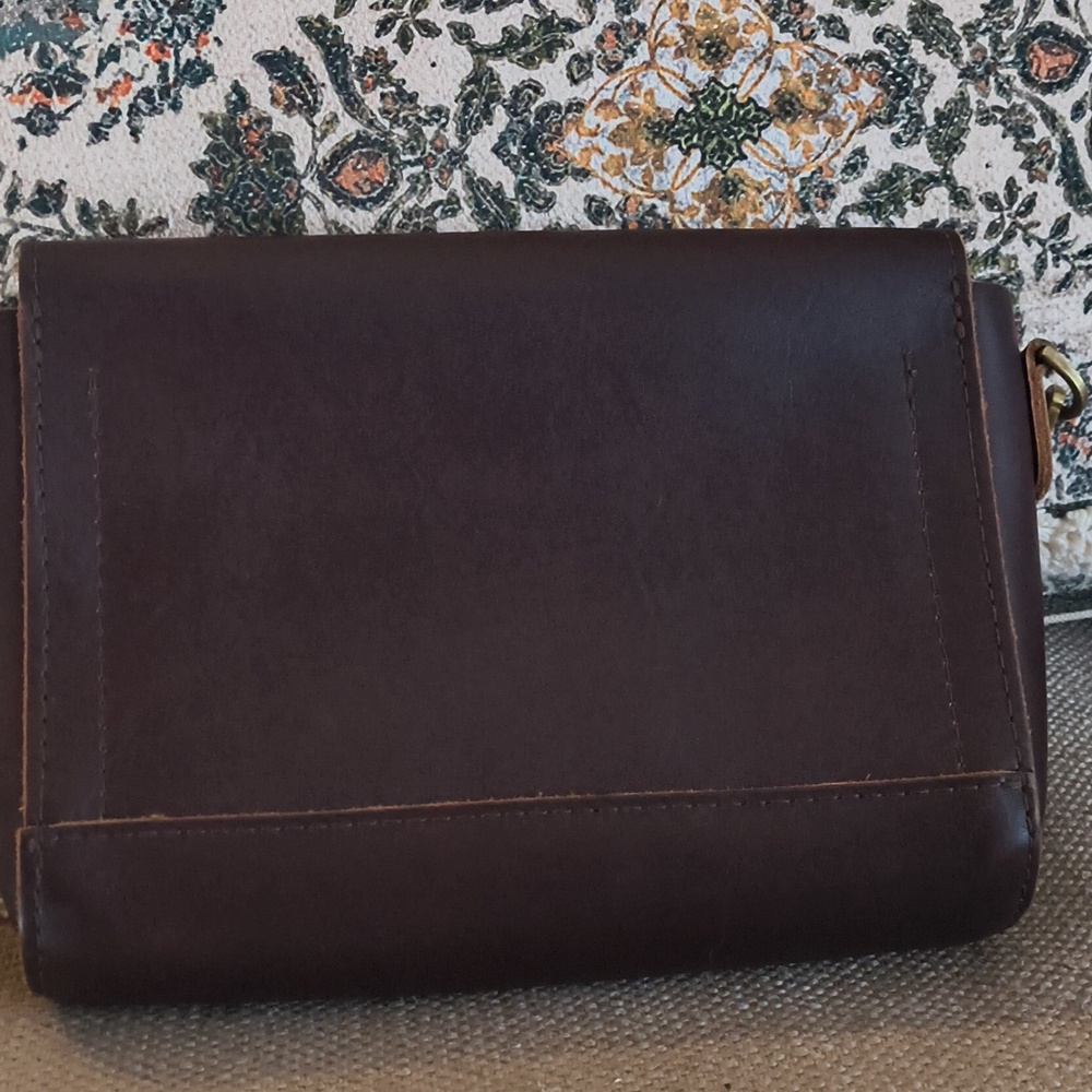 Portland Leather Goods Metro Crossbody - Picture 3 of 8